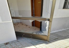 Un ataque de vandalismo daña el cementerio de Aguilar de la Frontera