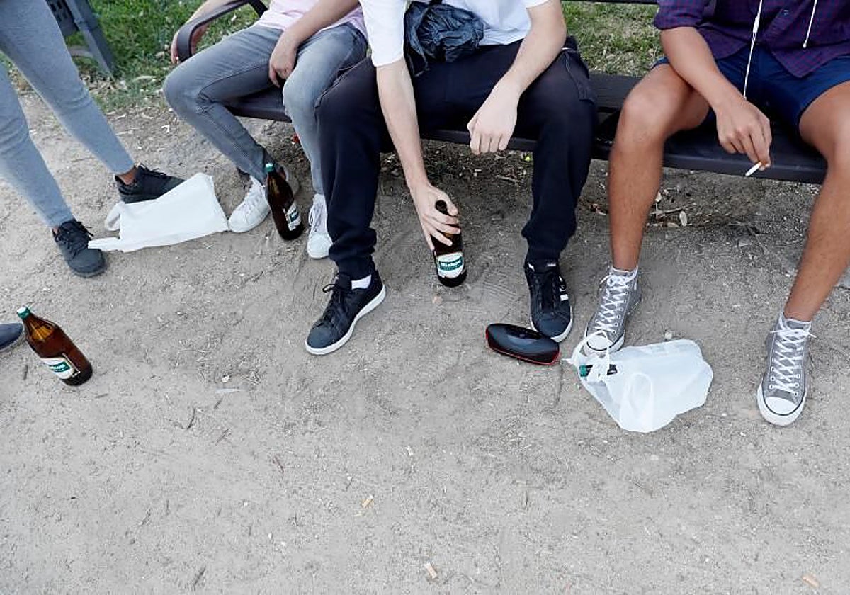 Un grupo de jóvenes en pleno botellón