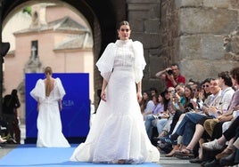 Desfile de Carmen Alba en la Puerta de Bisagra de Toledo