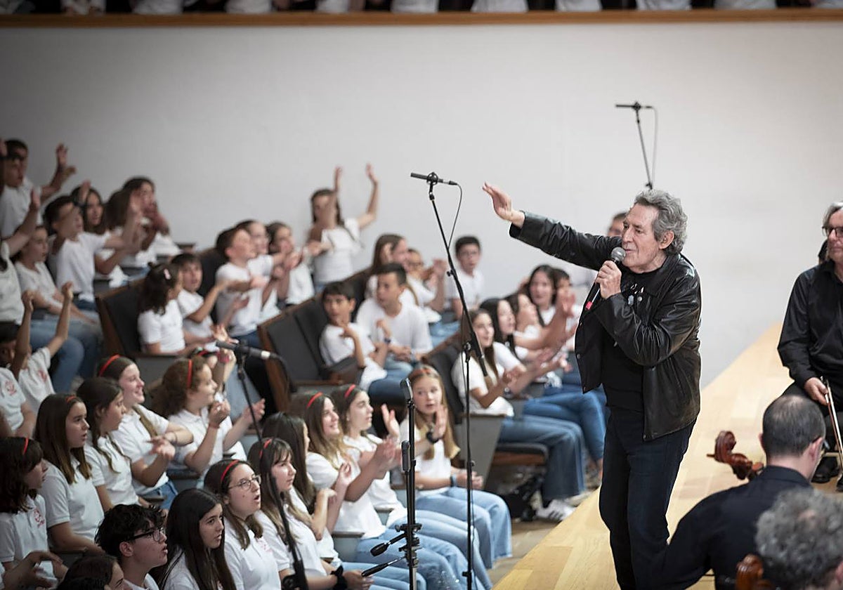 Momento de la actuación de Miguel Ríos junto a miles de escolares en Granada
