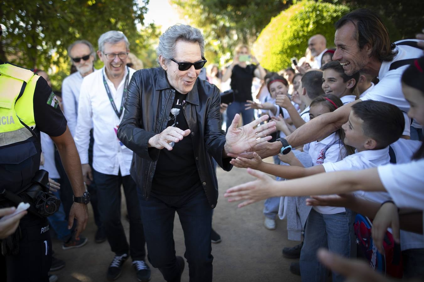 Actuación de Miguel Ríos con miles de escolares en la grabación del 'Himno a la Alegría'