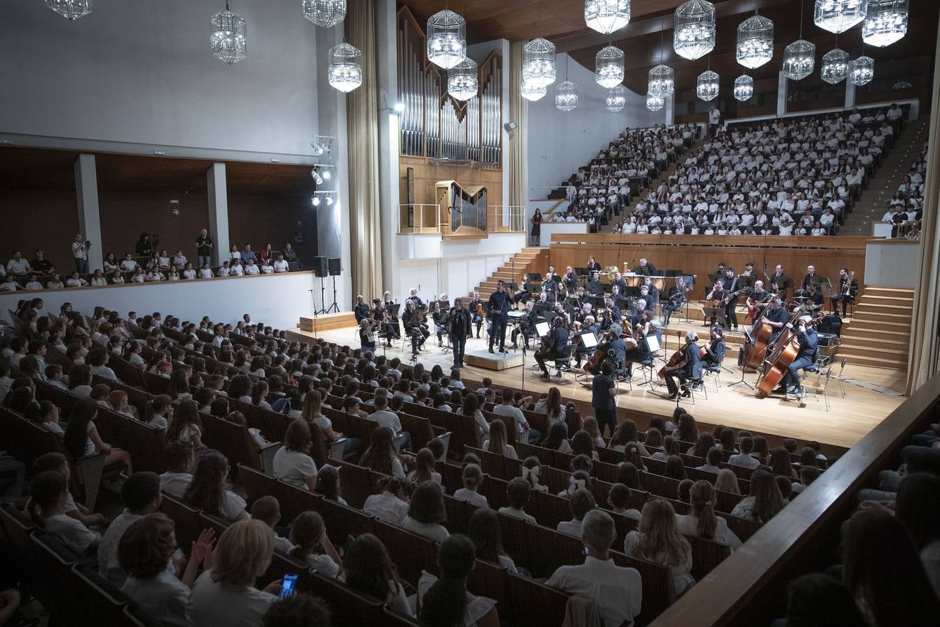 Actuación de Miguel Ríos con miles de escolares en la grabación del 'Himno a la Alegría'