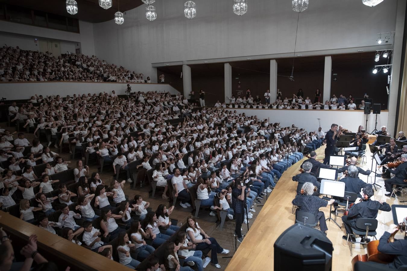 Actuación de Miguel Ríos con miles de escolares en la grabación del 'Himno a la Alegría'