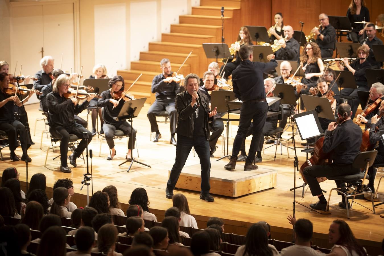 Actuación de Miguel Ríos con miles de escolares en la grabación del 'Himno a la Alegría'