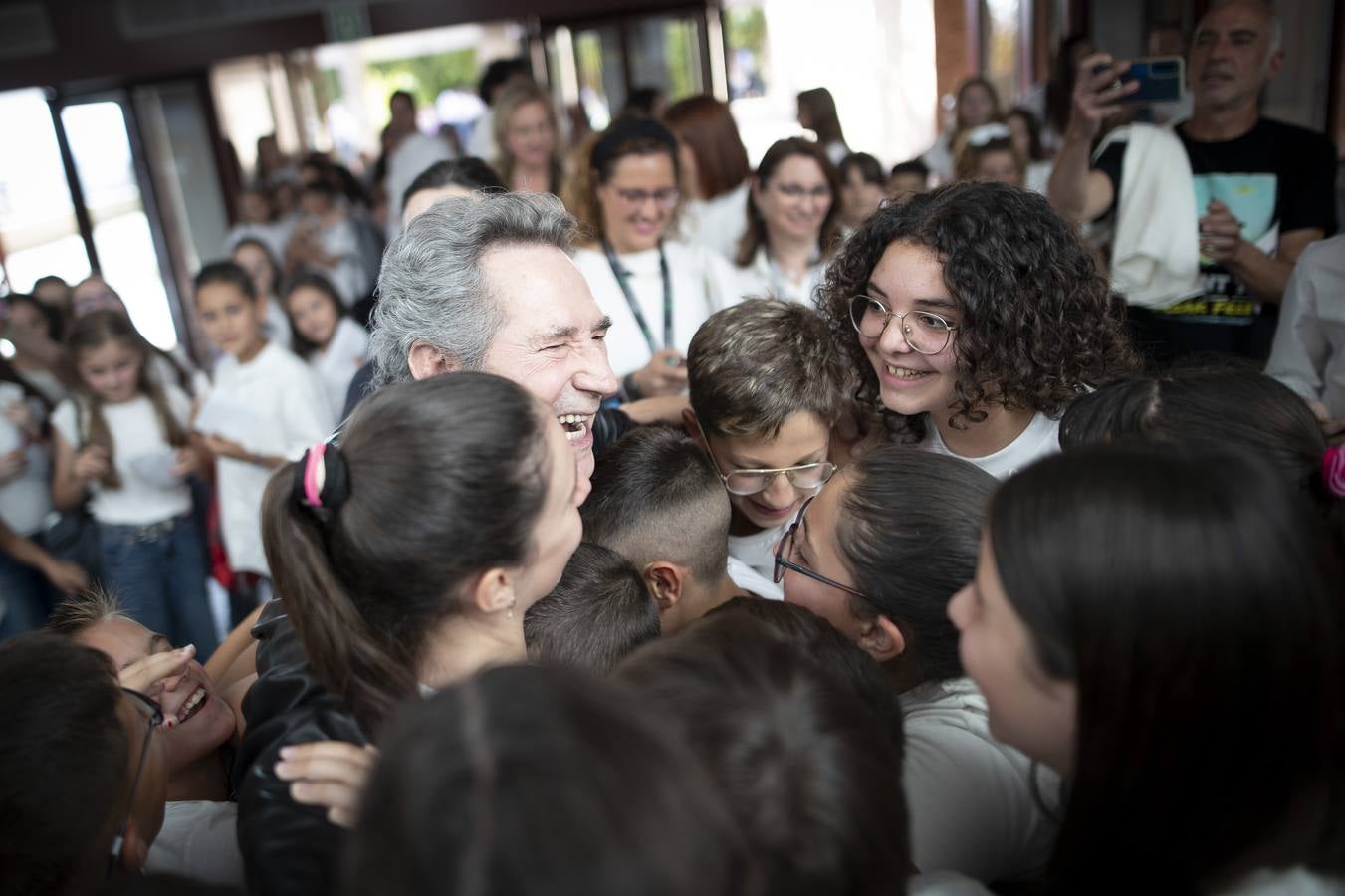 Actuación de Miguel Ríos con miles de escolares en la grabación del 'Himno a la Alegría'
