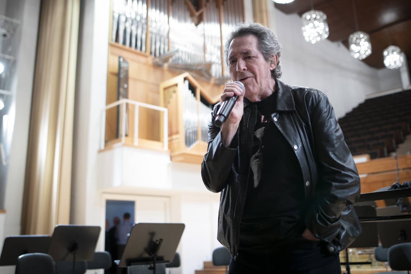 Actuación de Miguel Ríos con miles de escolares en la grabación del 'Himno a la Alegría'