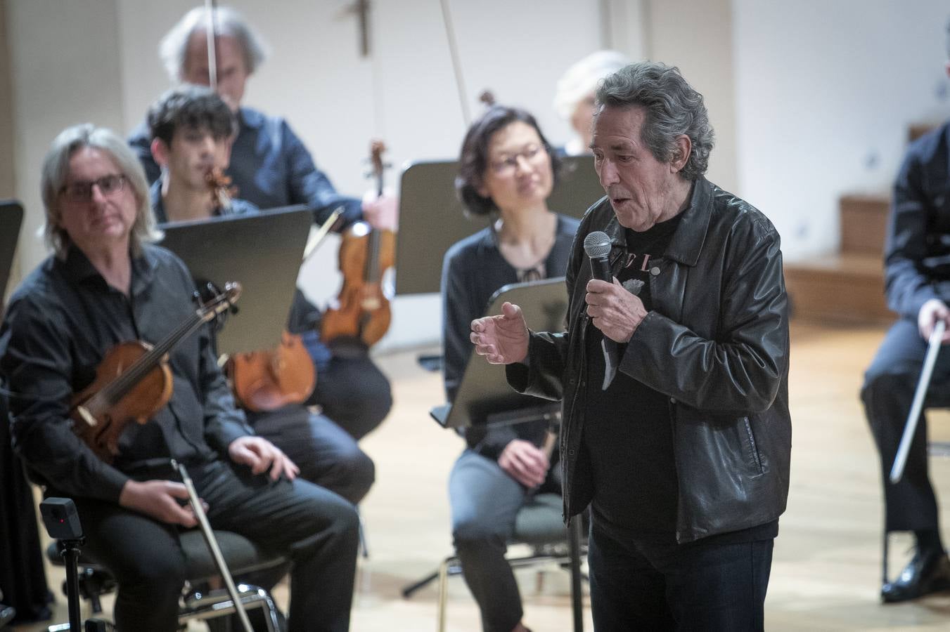 Actuación de Miguel Ríos con miles de escolares en la grabación del 'Himno a la Alegría'