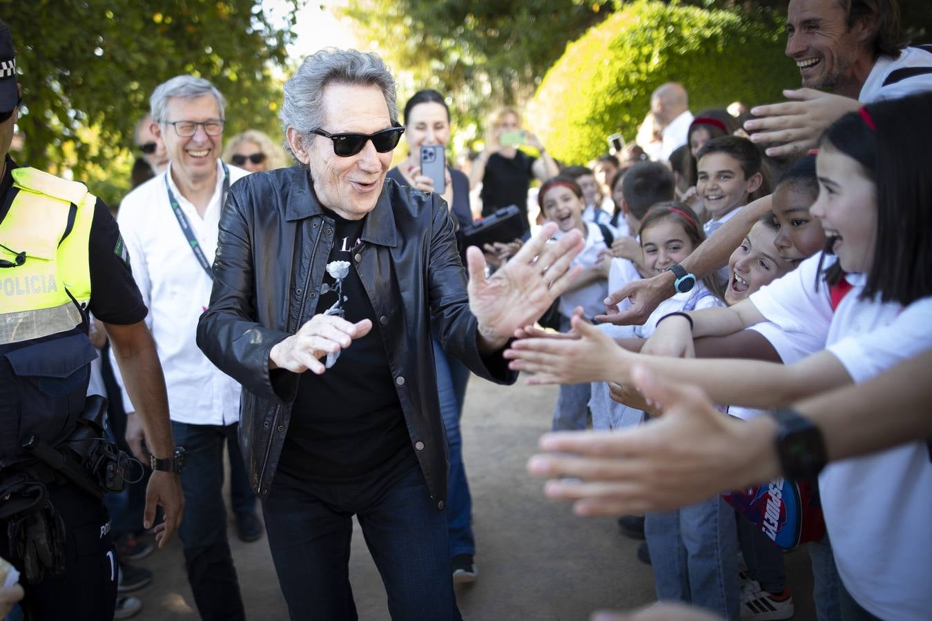 Actuación de Miguel Ríos con miles de escolares en la grabación del 'Himno a la Alegría'