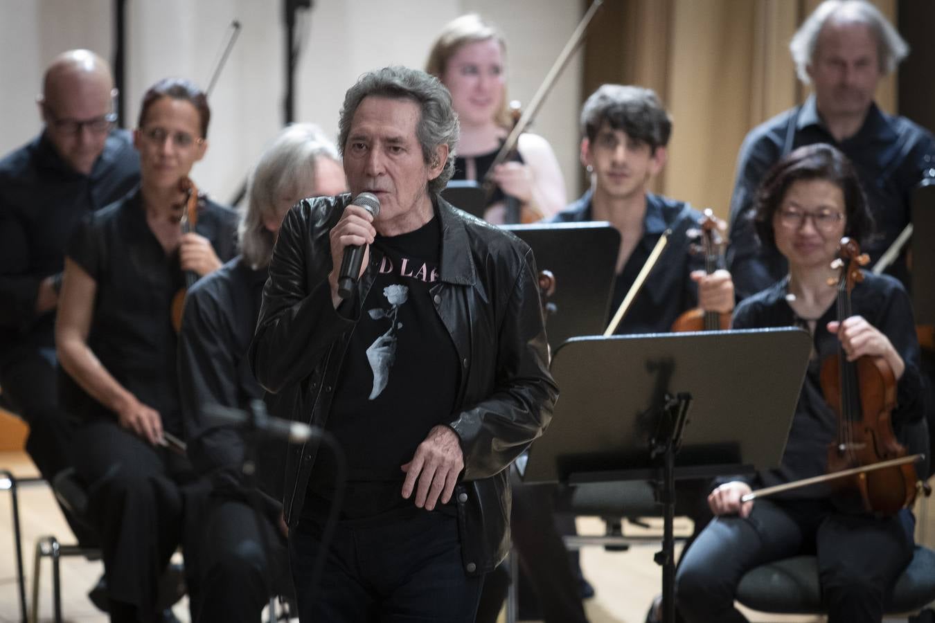 Actuación de Miguel Ríos con miles de escolares en la grabación del 'Himno a la Alegría'