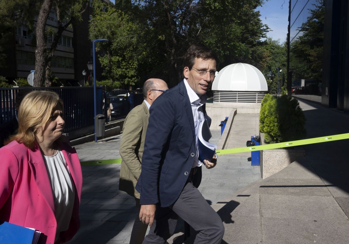 El alcalde José Luis Martínez Almeida, a su llegada a la reunión con los responsables de Aena