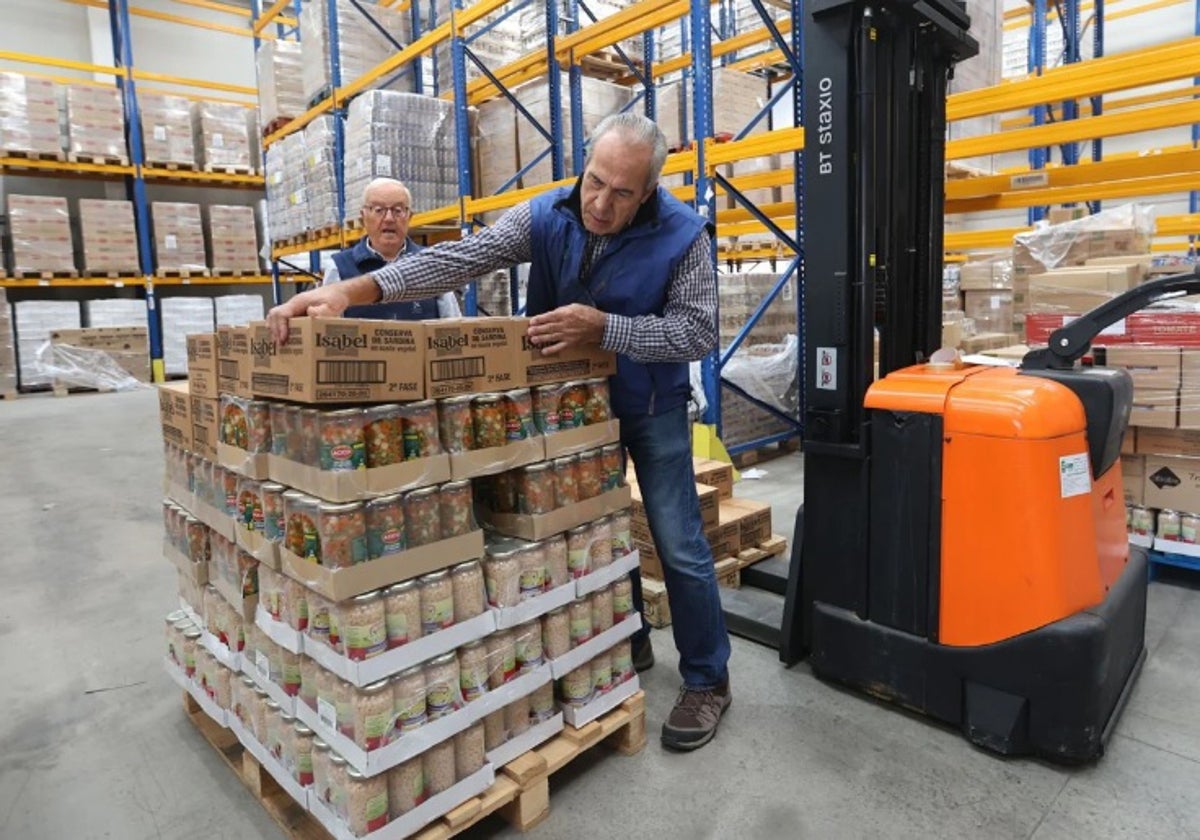 Dos personas en la sede del Banco de Alimentos