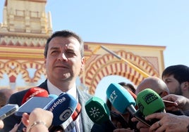 El alcalde de Córdoba avanza medidas en la Feria de 2026 para evitar la proliferación de casetas-negocio
