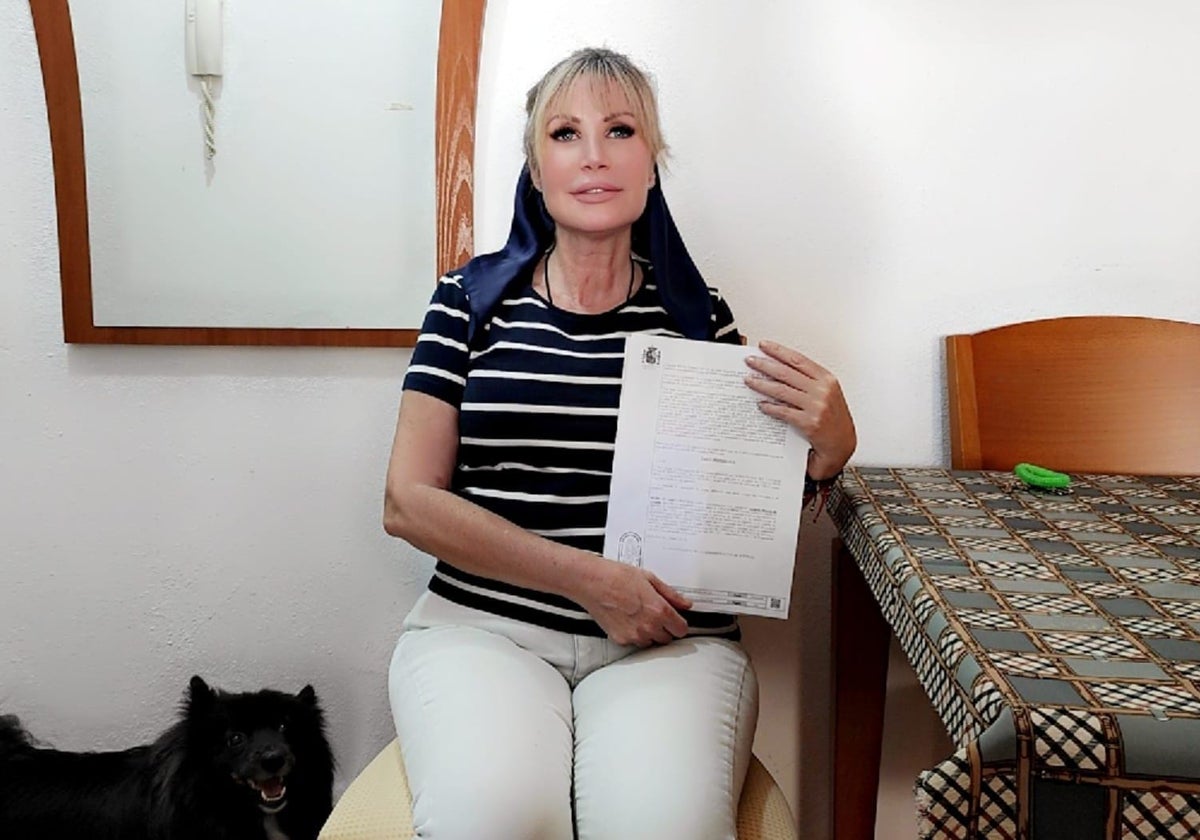 Mari Carmen Ramos muestra la demanda contra sus inquilinos