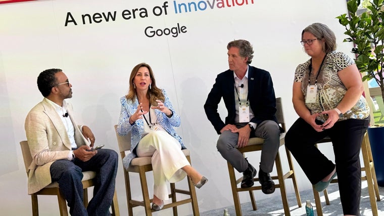 El vicepresidente de Relaciones Institucionales de Google, Cris Turner, a la izquierda de la imagen, ha ensalzado Zaragoza como ciudad referente global en la aplicación de inteligencia artificial. A su lado, Natalia Chueca, regidora de la ciudad de Zaragoza