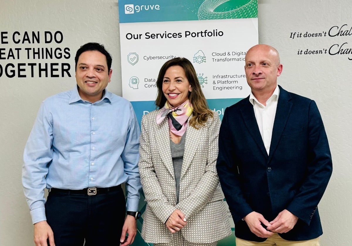 Natalia Chueca, junto a Natalia Chueca, con el consejero delegado de la empresa Gruve.ai, Tarun Raisoni, y el consejero de Economía de Zaragoza, Carlos Gimeno