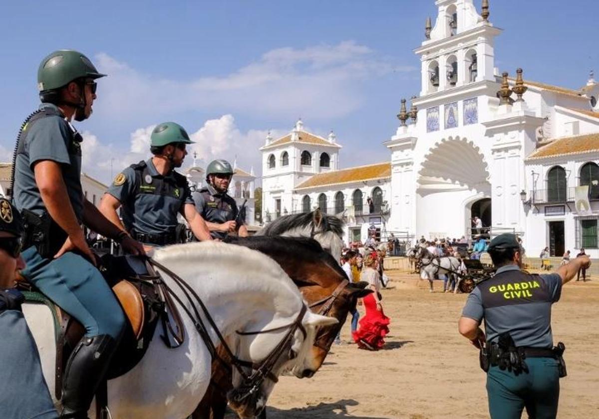 Agentes de la Guardia Civil en el Rocío durante los días de romería