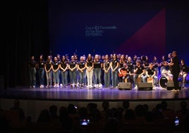 Un coro juvenil, con Miguel Ríos como padrino, canta a García Lorca frente a su casa de Fuente Vaqueros