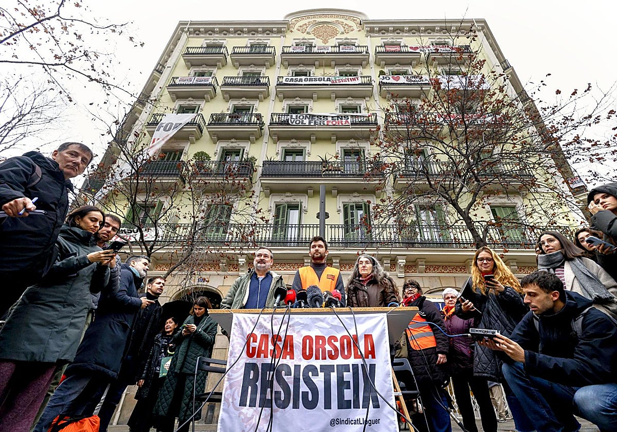 Protesta de inquilinos frente a la casa Orsola