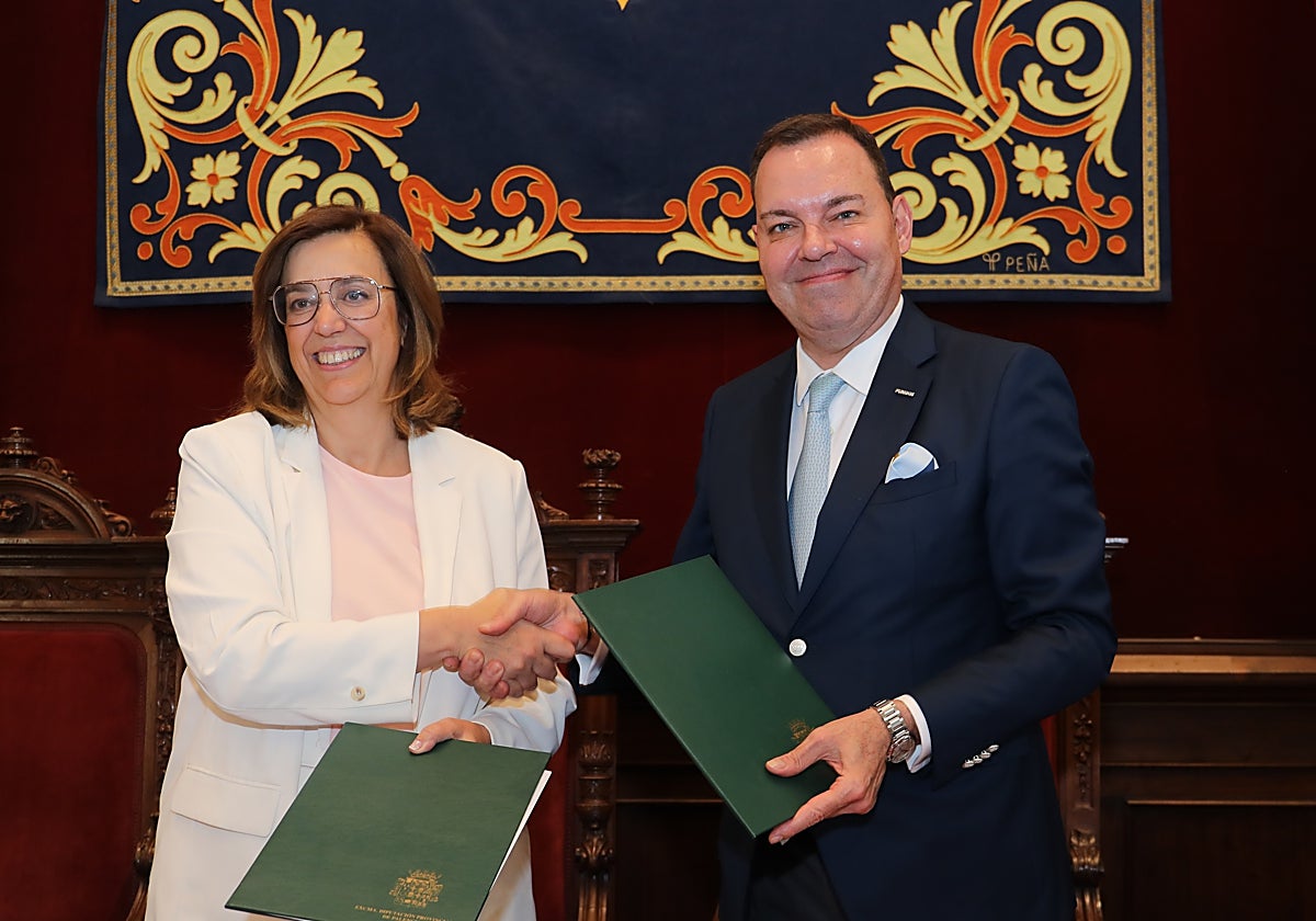 La presidenta de la Diputación de Palencia, Ángeles Armisén, y el director general de la Fundación Fundos, José María Viejo