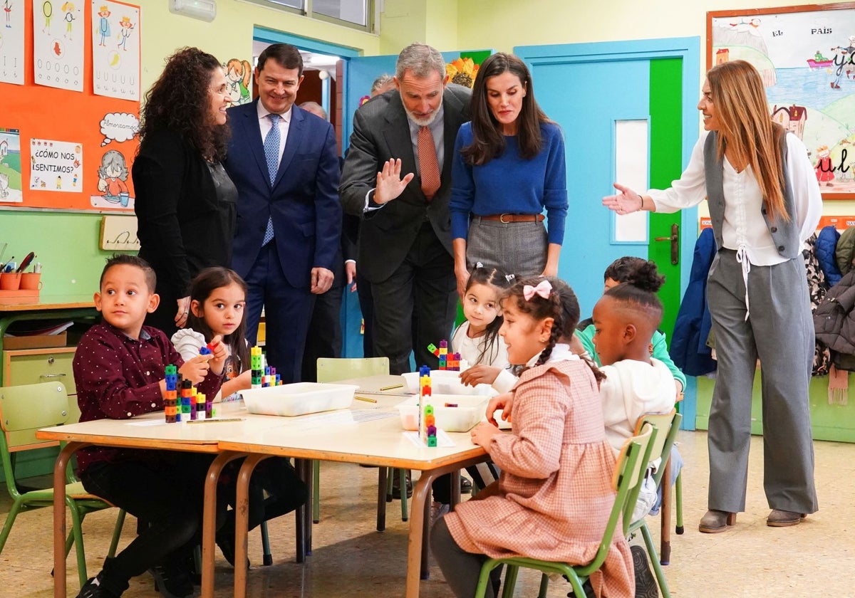 Los Reyes, durante su última visita conjunta a Castilla y León. Fue en 2022 al CEIP Azcárate de León