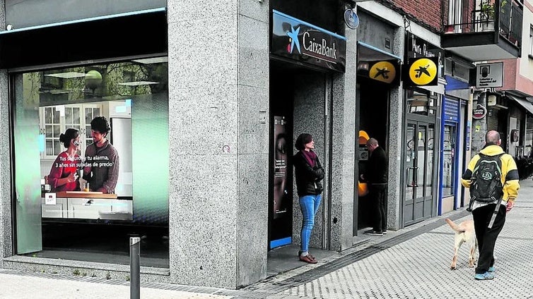 Detenidos el empleado de un banco de San Sebastián, su hermano y un amigo, por un presunto atraco preparado