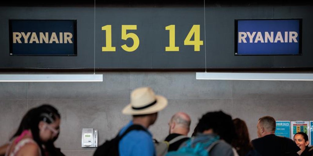 Una familia valenciana logra que ryanair le pague 2. 500 euros tras dejarla «tirada» en parís