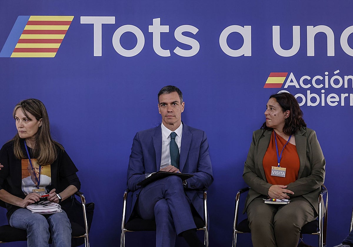 Imagen del presidente del Gobierno, Pedro Sánchez, con representantes de asociaciones de víctimas de la dana en Valencia