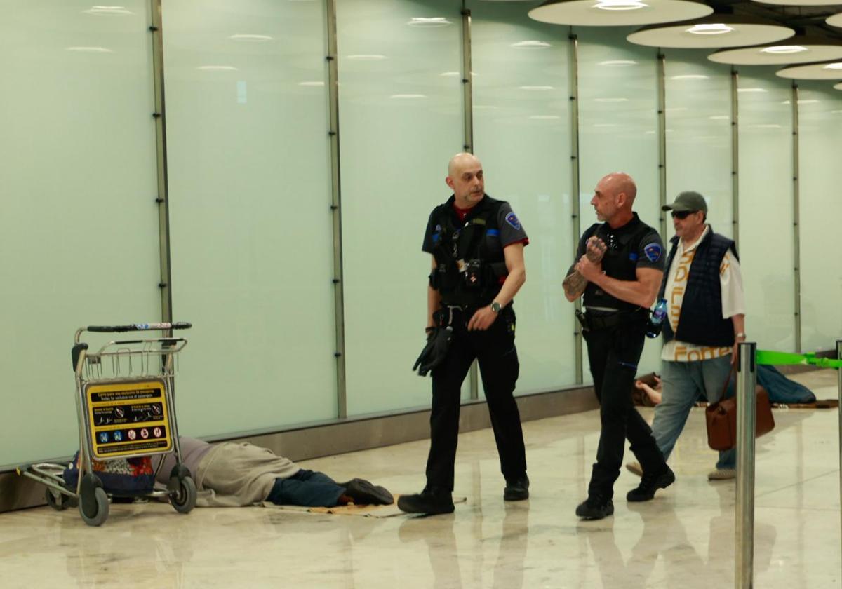 Algunos sintecho que lograron pernoctar en Barajas en la primera noche con los controles de Aena