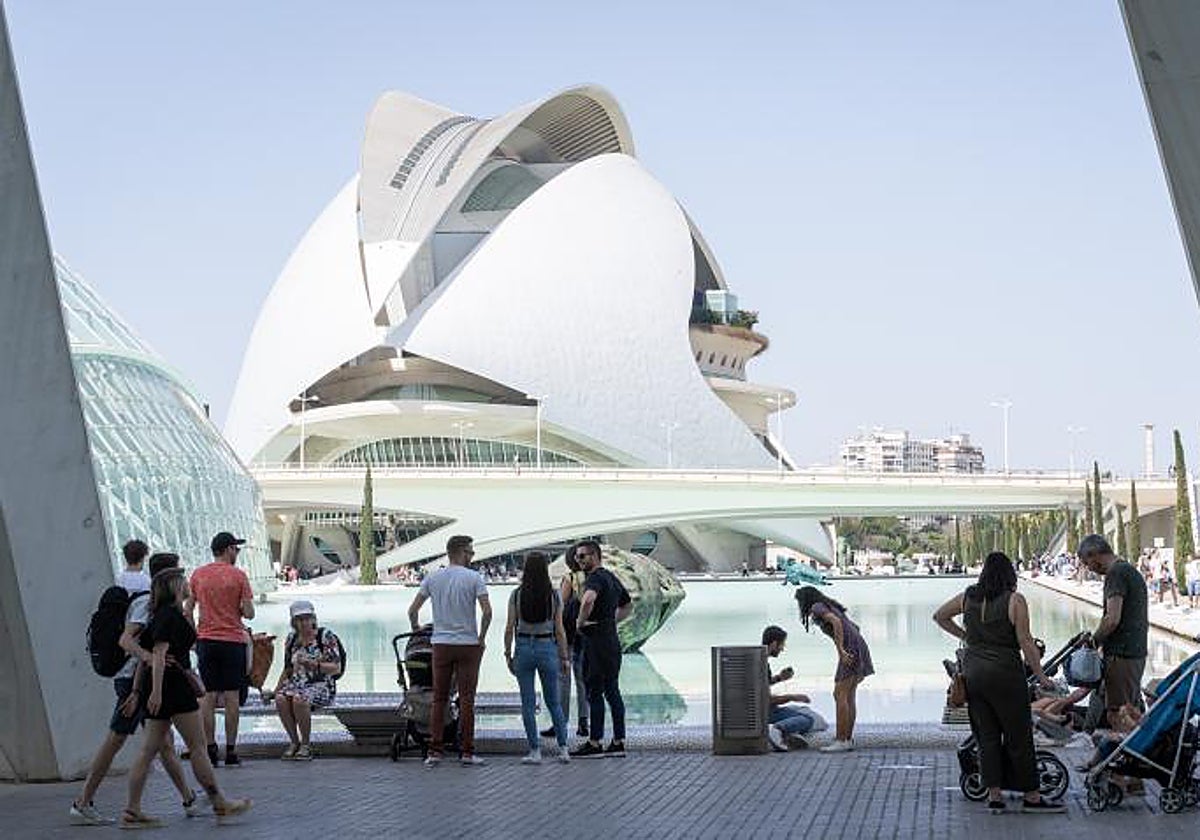 Imagen de archivo de turistas en la Ciudad de las Artes y las Ciencias de Valencia