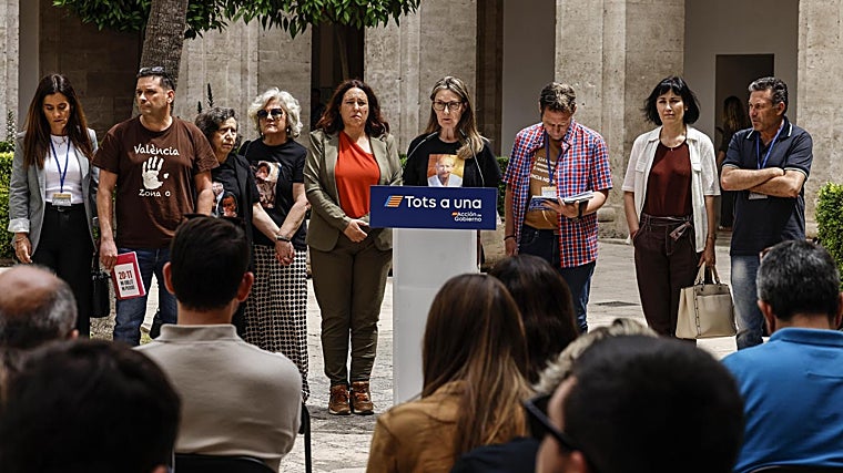 Imagen de las asociaciones de víctimas de la dana tras reunirse con Pedro Sánchez en Valencia