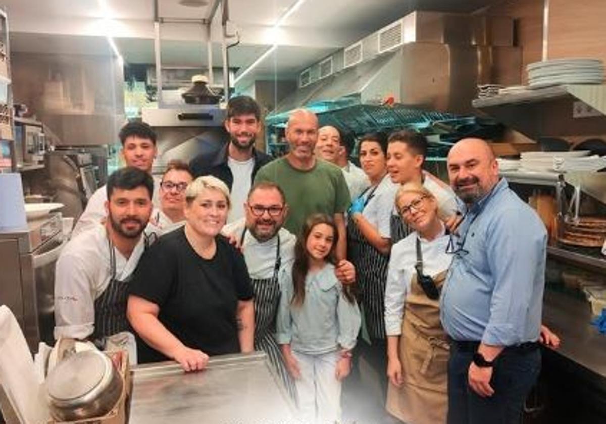 Zidane con su familia y miembros del equipo de La Cuchara de San Lorenzo