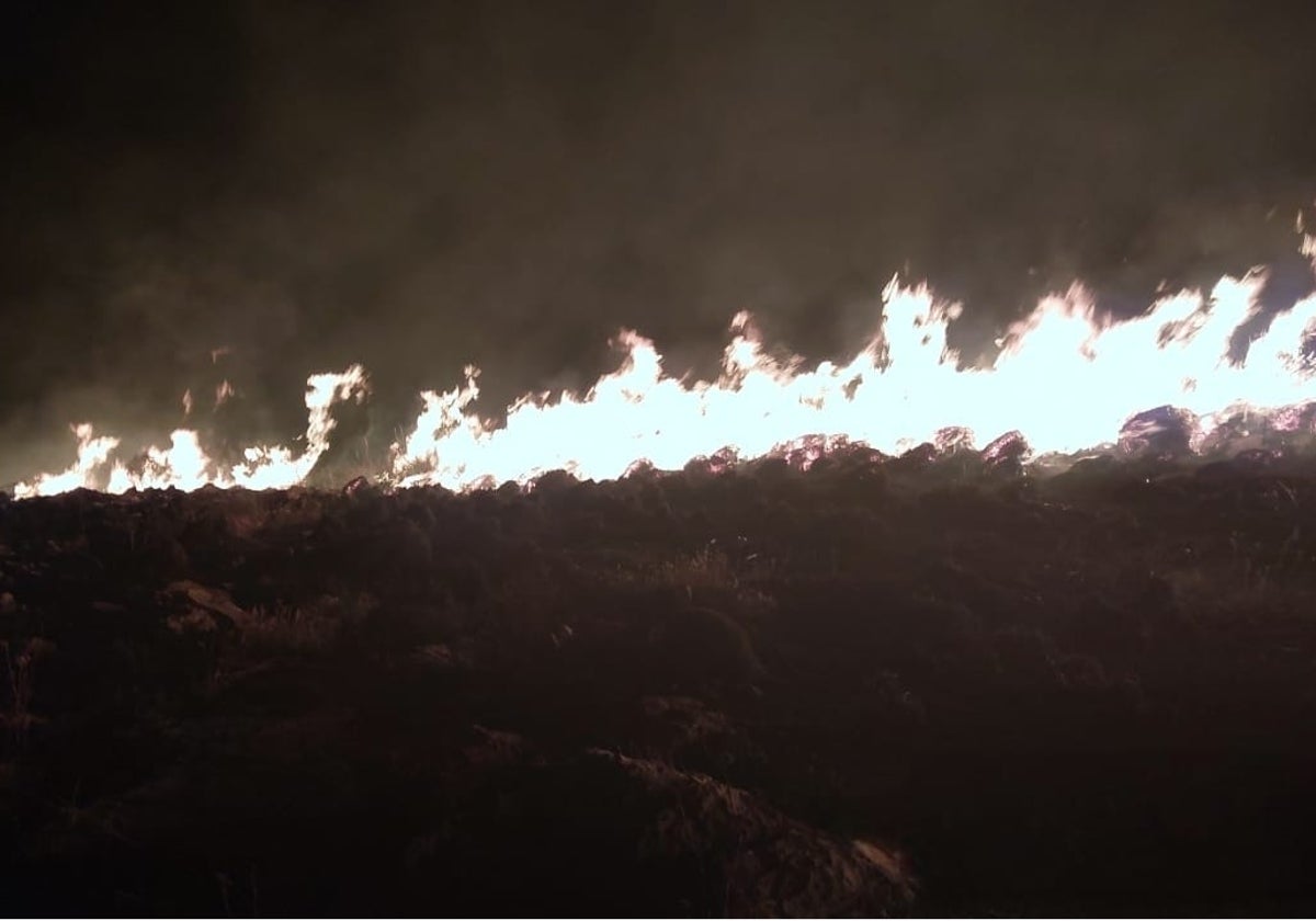 Llamas del primer foco del incendio en el paraje Cerro Murillo