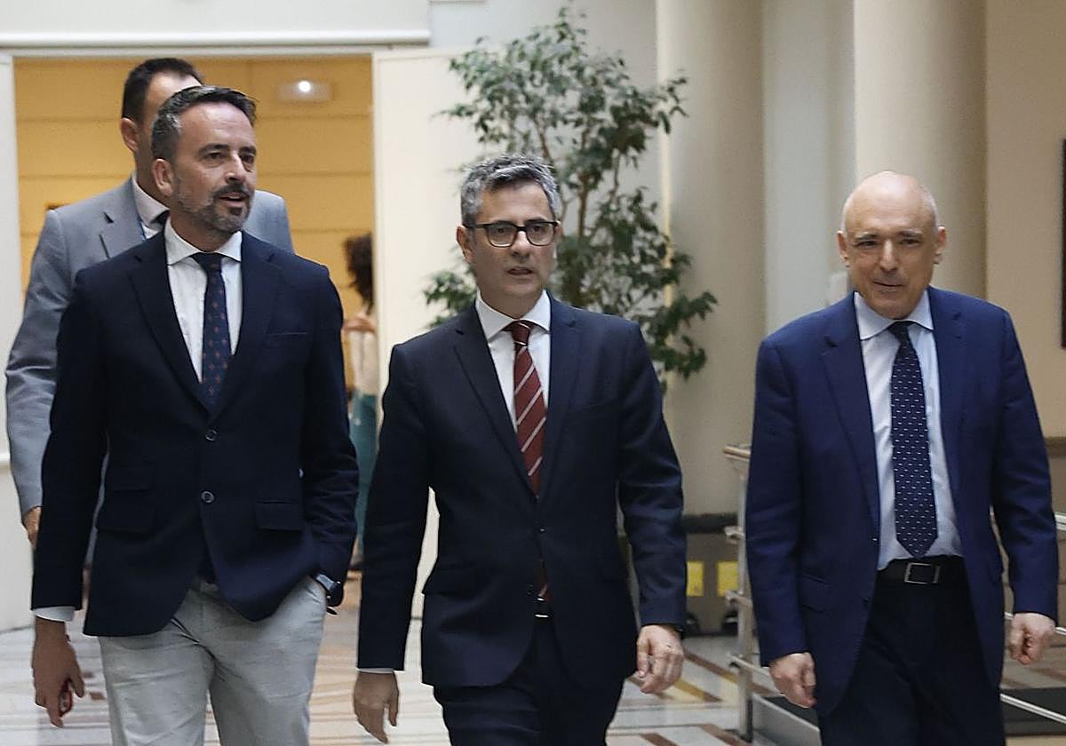 El ministro de Presidencia, Justicia y Relaciones con las Cortes, Félix Bolaños (c), antes de su comparecencia este jueves ante la Comisión de Justicia del Senado