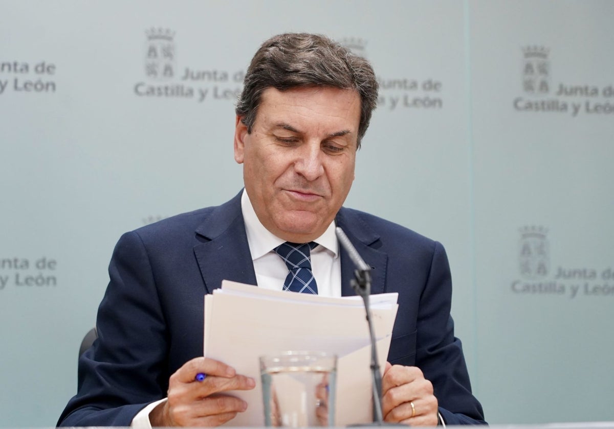 El consejero de Economía y Hacienda y portavoz, Carlos Fernández Carriedo, comparece en rueda de prensa posterior al Consejo de Gobierno