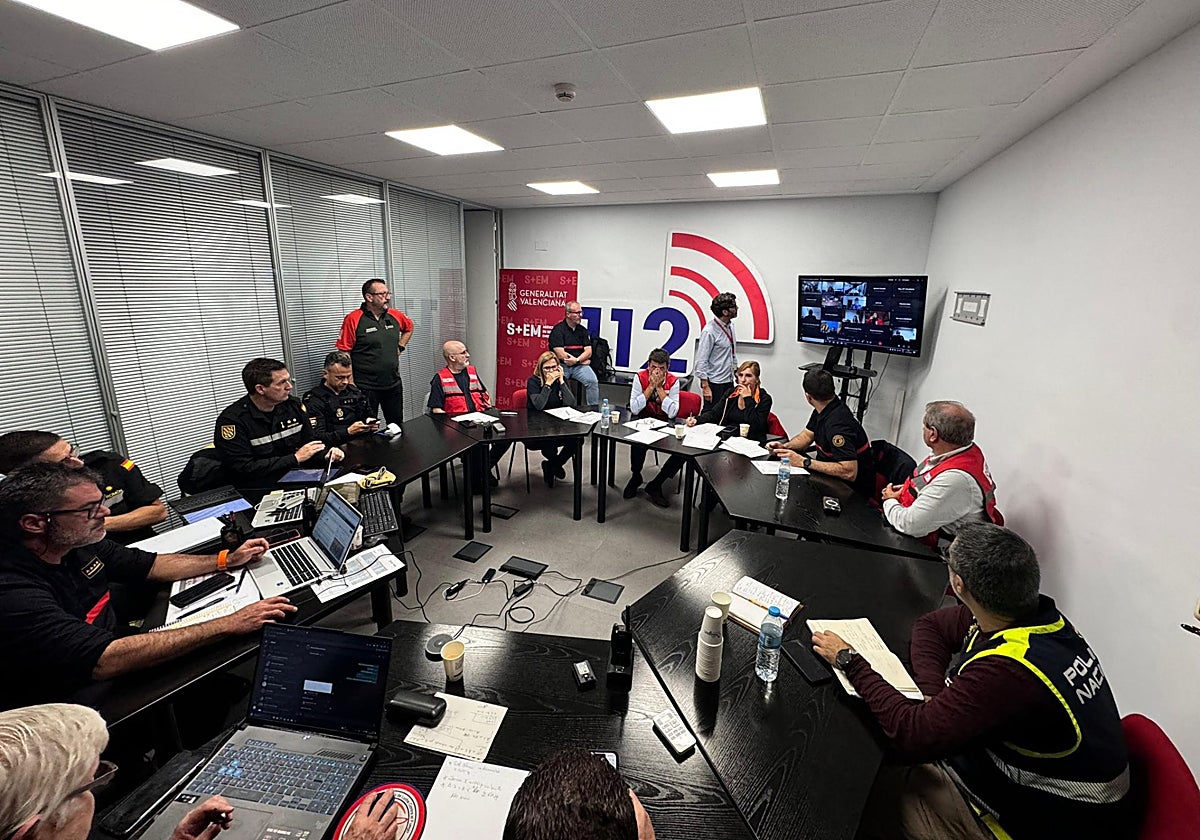 Imagen de la reunión del Cecopi del 30 de octubre, un día después de la catástrofe