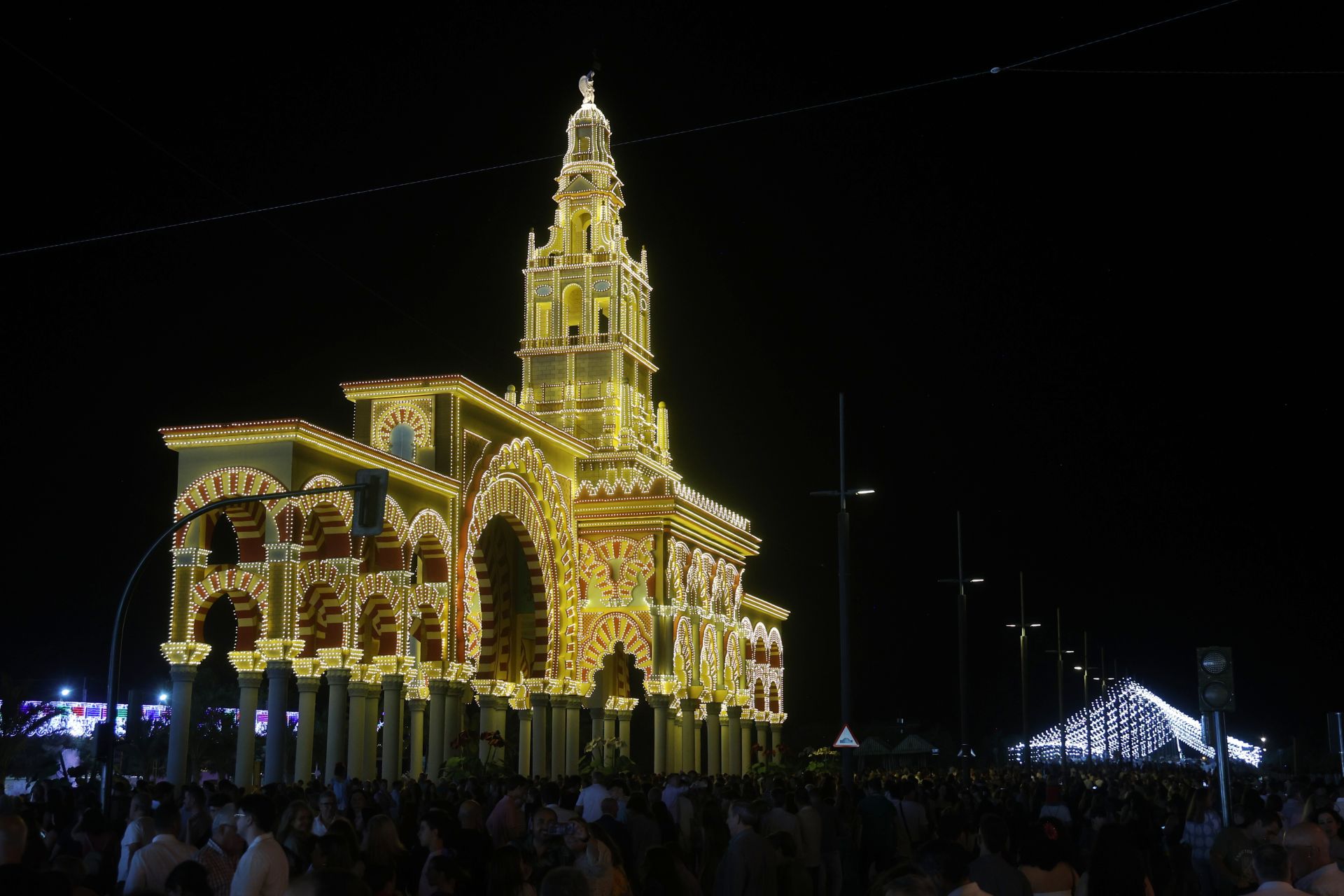 El deslumbrante encendido de la portada de la Feria de Córdoba, en imágenes