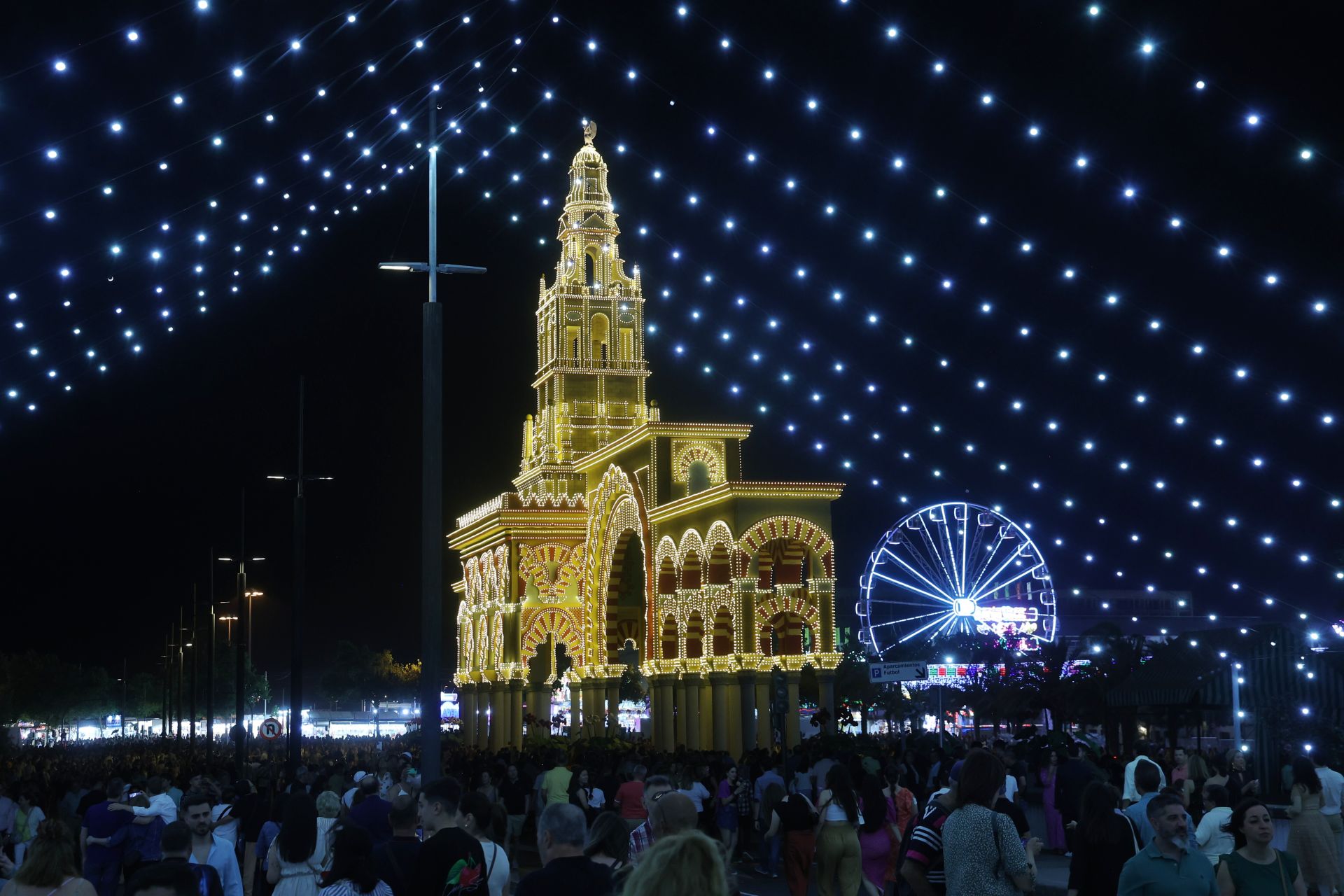El deslumbrante encendido de la portada de la Feria de Córdoba, en imágenes
