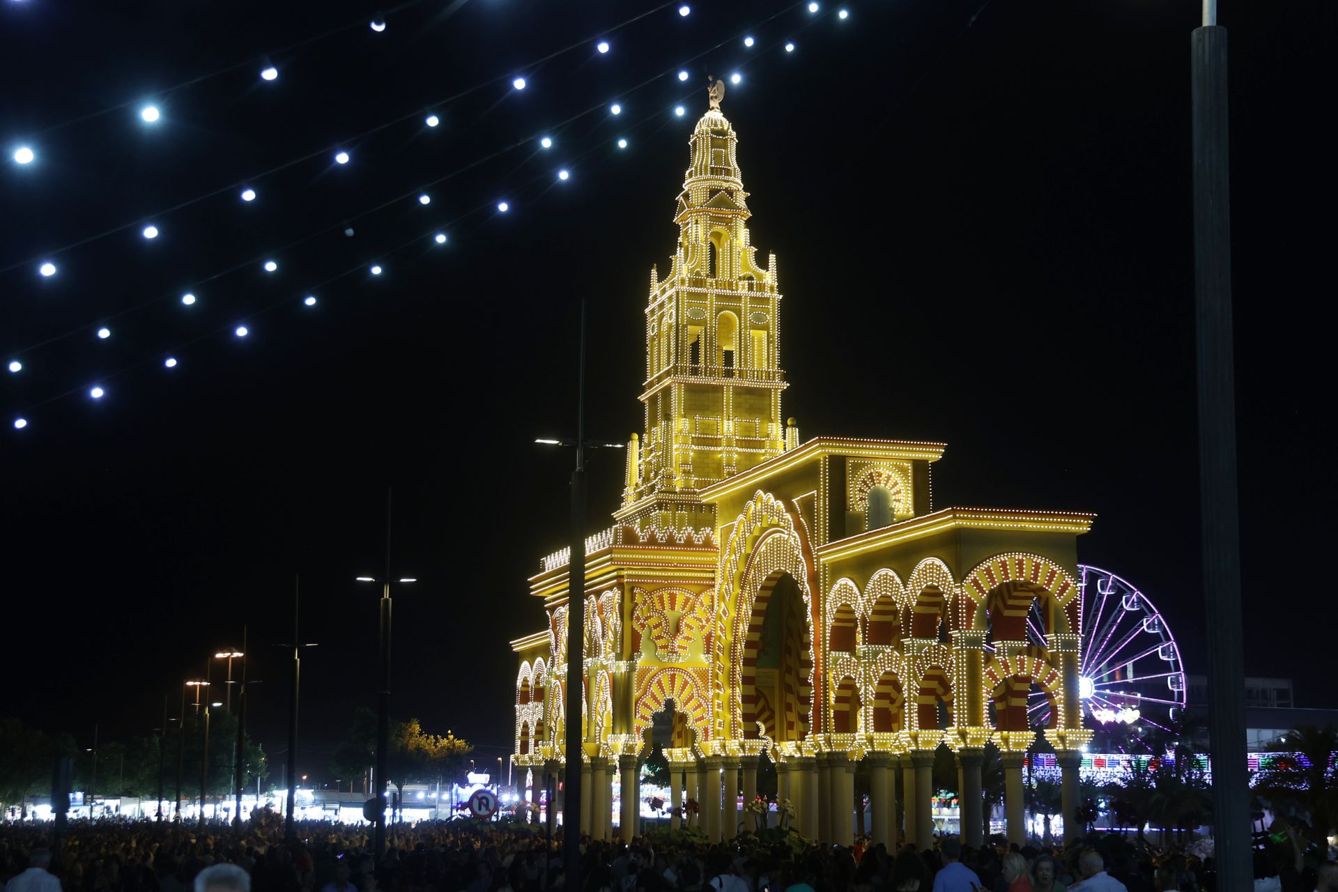 El deslumbrante encendido de la portada de la Feria de Córdoba, en imágenes