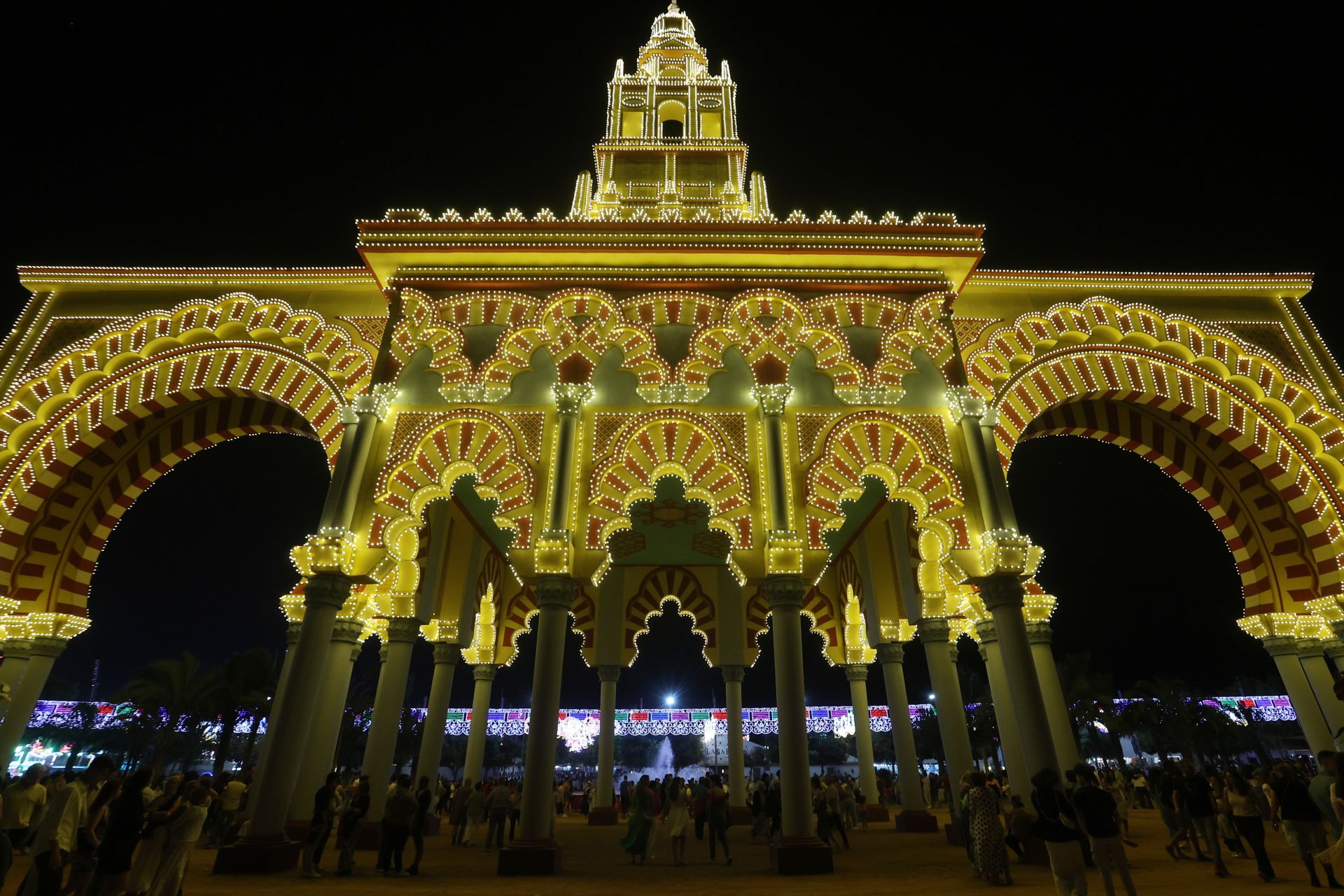 El deslumbrante encendido de la portada de la Feria de Córdoba, en imágenes