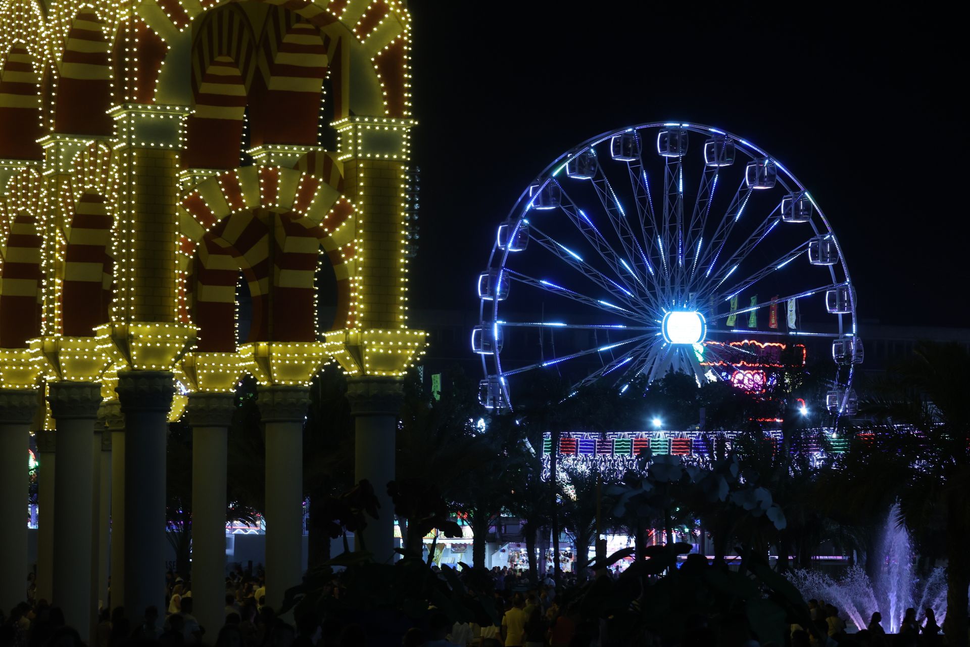 El deslumbrante encendido de la portada de la Feria de Córdoba, en imágenes