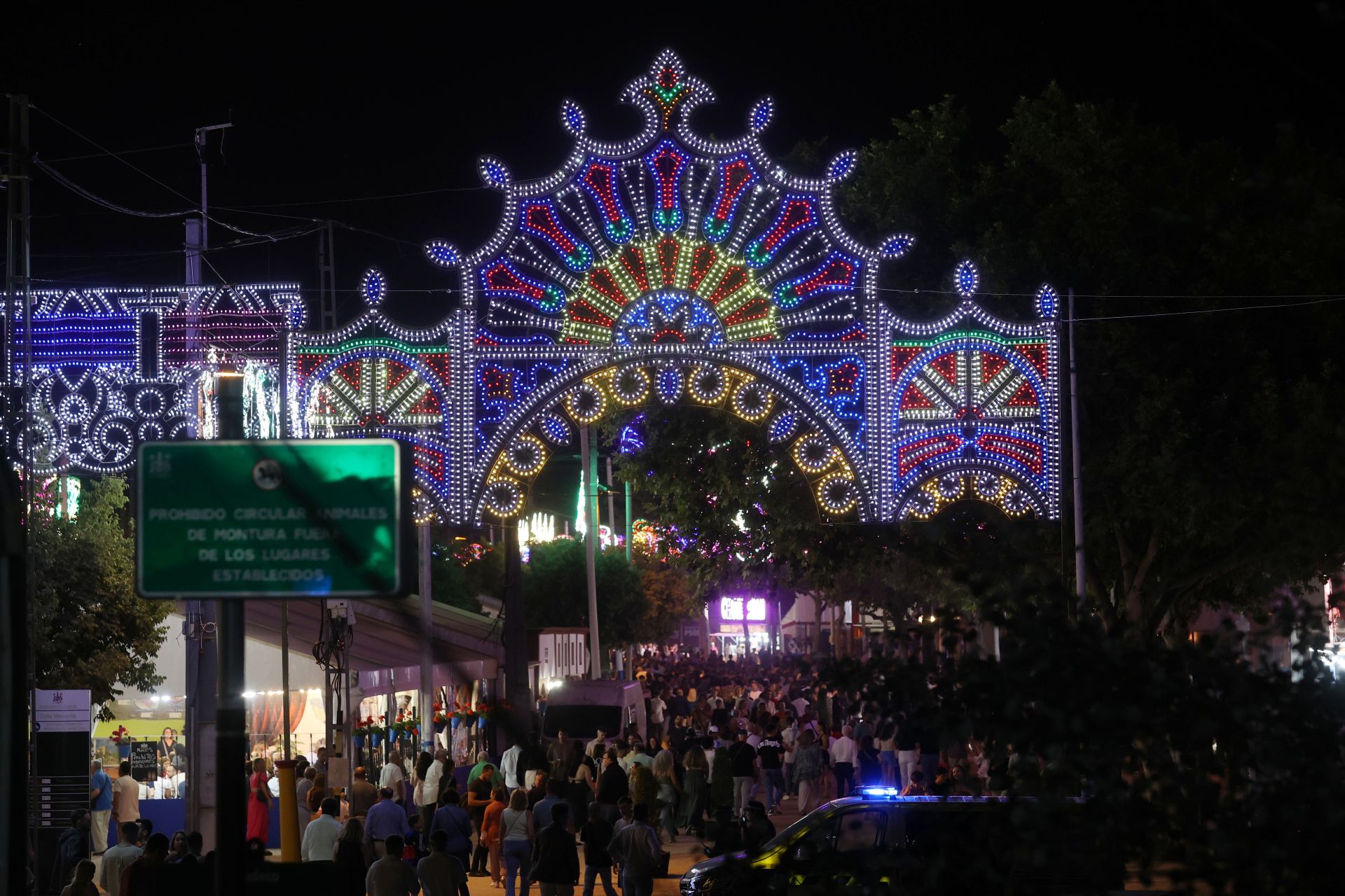 El deslumbrante encendido de la portada de la Feria de Córdoba, en imágenes