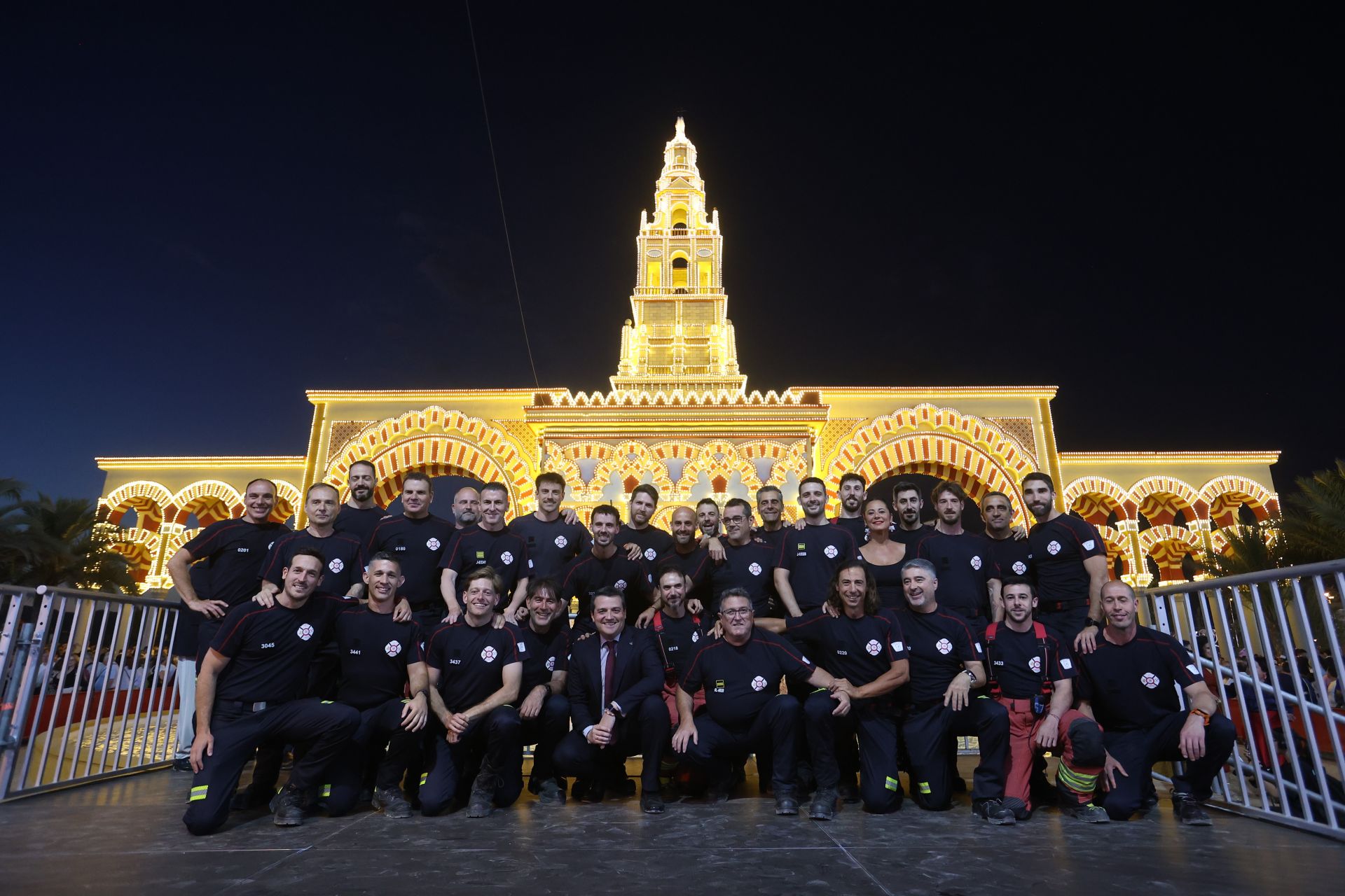 El deslumbrante encendido de la portada de la Feria de Córdoba, en imágenes