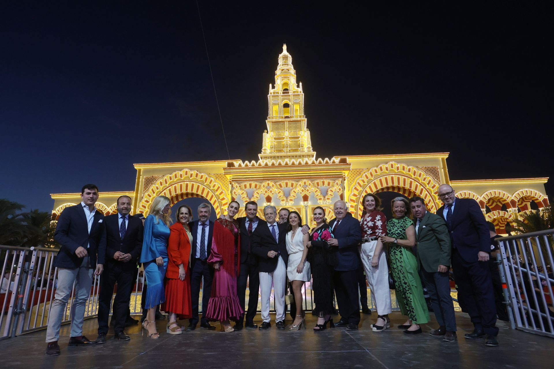 El deslumbrante encendido de la portada de la Feria de Córdoba, en imágenes