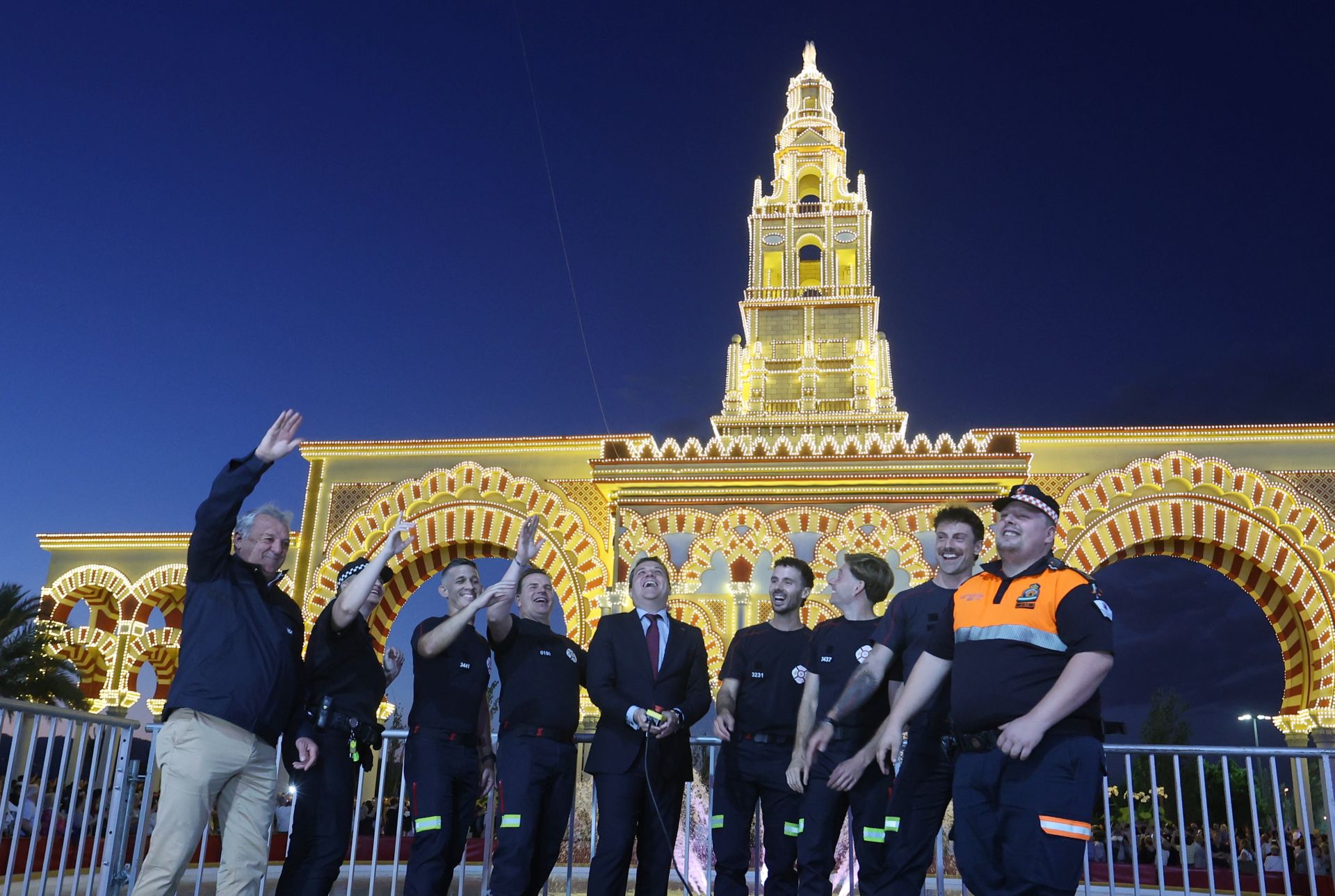 El deslumbrante encendido de la portada de la Feria de Córdoba, en imágenes