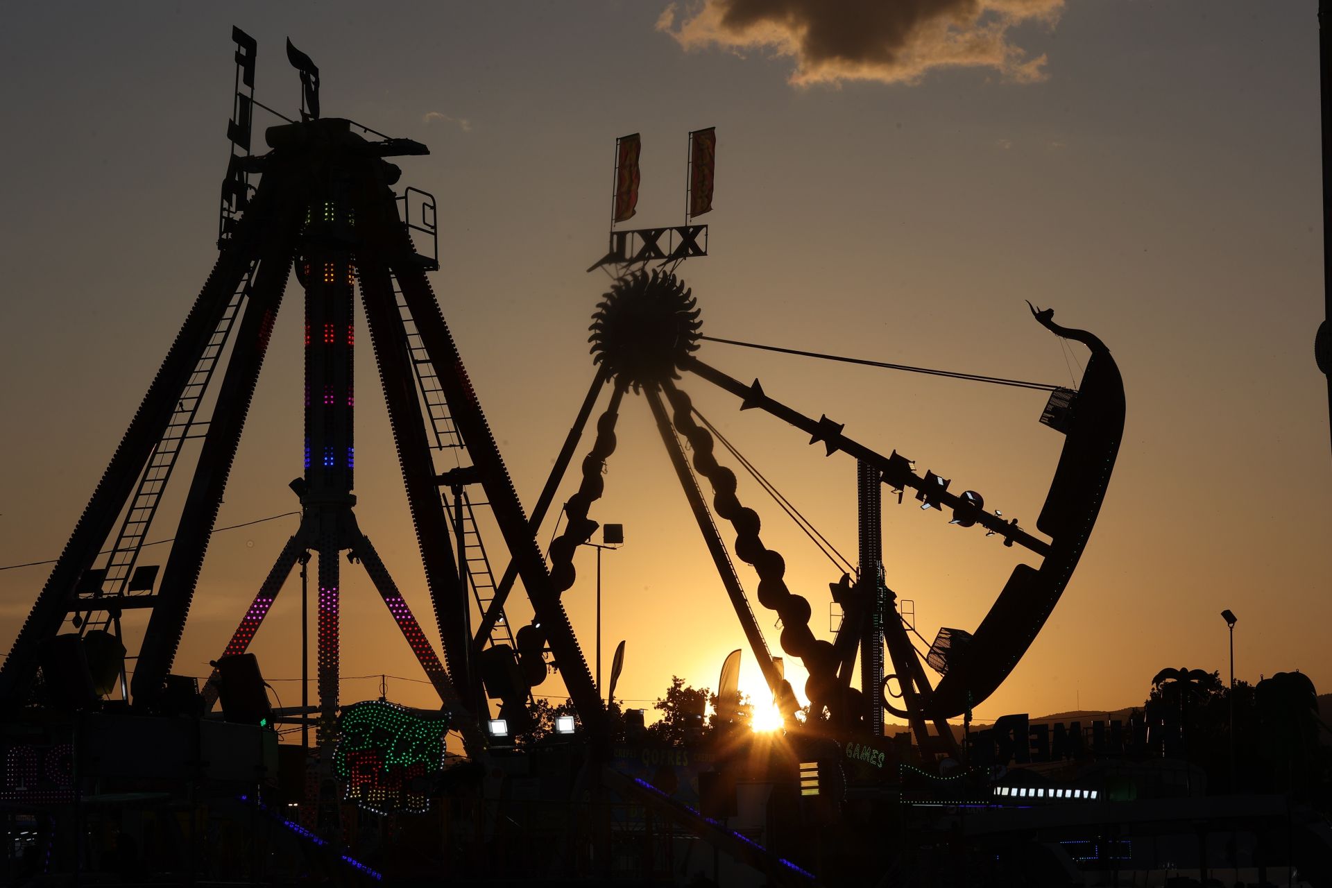 El deslumbrante encendido de la portada de la Feria de Córdoba, en imágenes