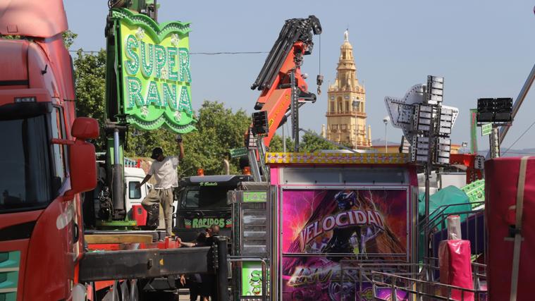 Trabajos de montaje de una de las atracciones de la Feria este jueves
