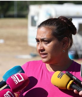 Imagen secundaria 2 - Arriba, el centro de ocio desmantelada; a la derecha, Silvia Agusto, que ha actuado de portavoz de las familias