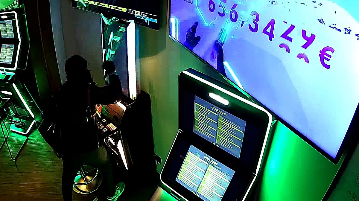 Imagen del robo en un local de apuestas de Náquera, en Valencia