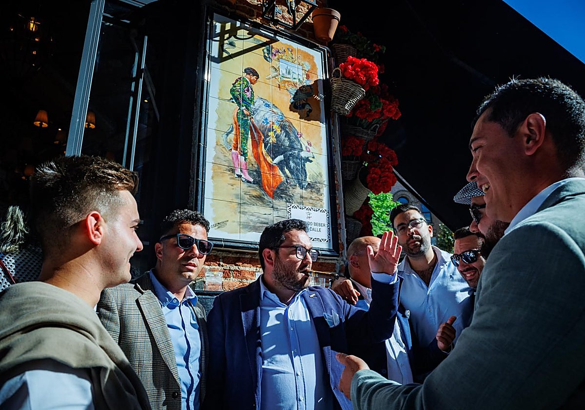 Ambiente en los bares que rodean Las Ventas antes de la corrida
