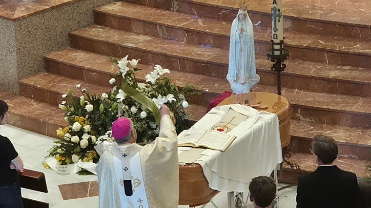 El arzobispo de Toledo, ante el féretro del sacerdote en la iglesia de San Julián